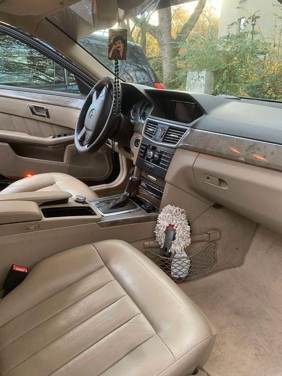 Schwarz Gebraucht 2009 Mercedes E250 Elegance Limousine | 7.500 € (Fairer Preis) - Bild 1/4