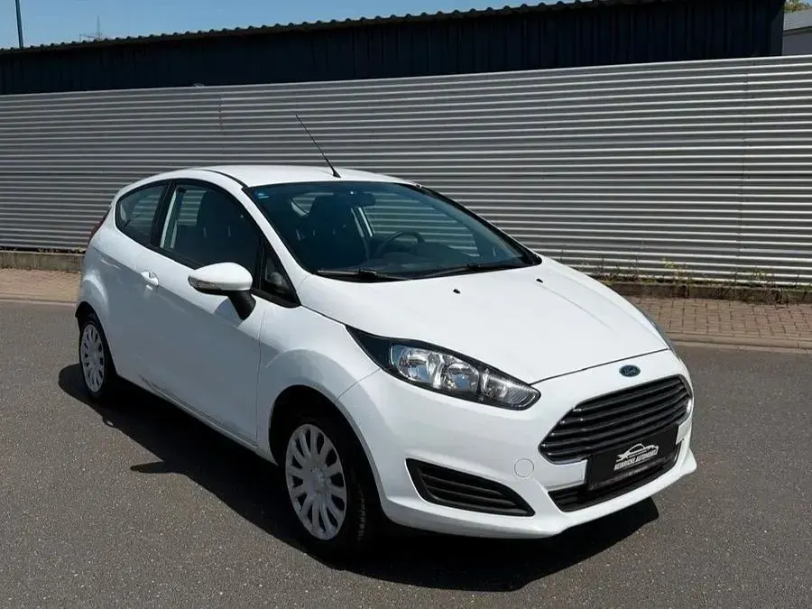 Gebraucht Ford Fiesta Trend 60 PS (44 kW) 2013 Weiß Kleinwagen
