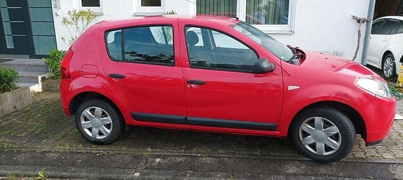 Rot Gebraucht 2010 Dacia Sandero Ambiance Kleinwagen | 900 € (Superpreis) - Bild 1/4
