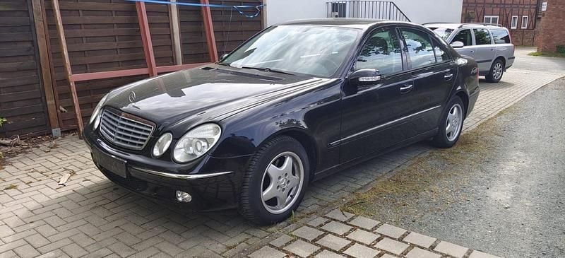 Schwarz Gebraucht 2003 Mercedes E220 Elegance Limousine | 1.600 € (Superpreis) - Bild 1/4