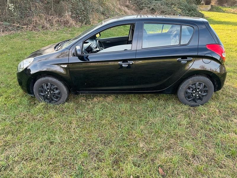 Schwarz Gebraucht 2010 Hyundai i20 Limousine | 2.990 € (Guter Preis) - Bild 1/4