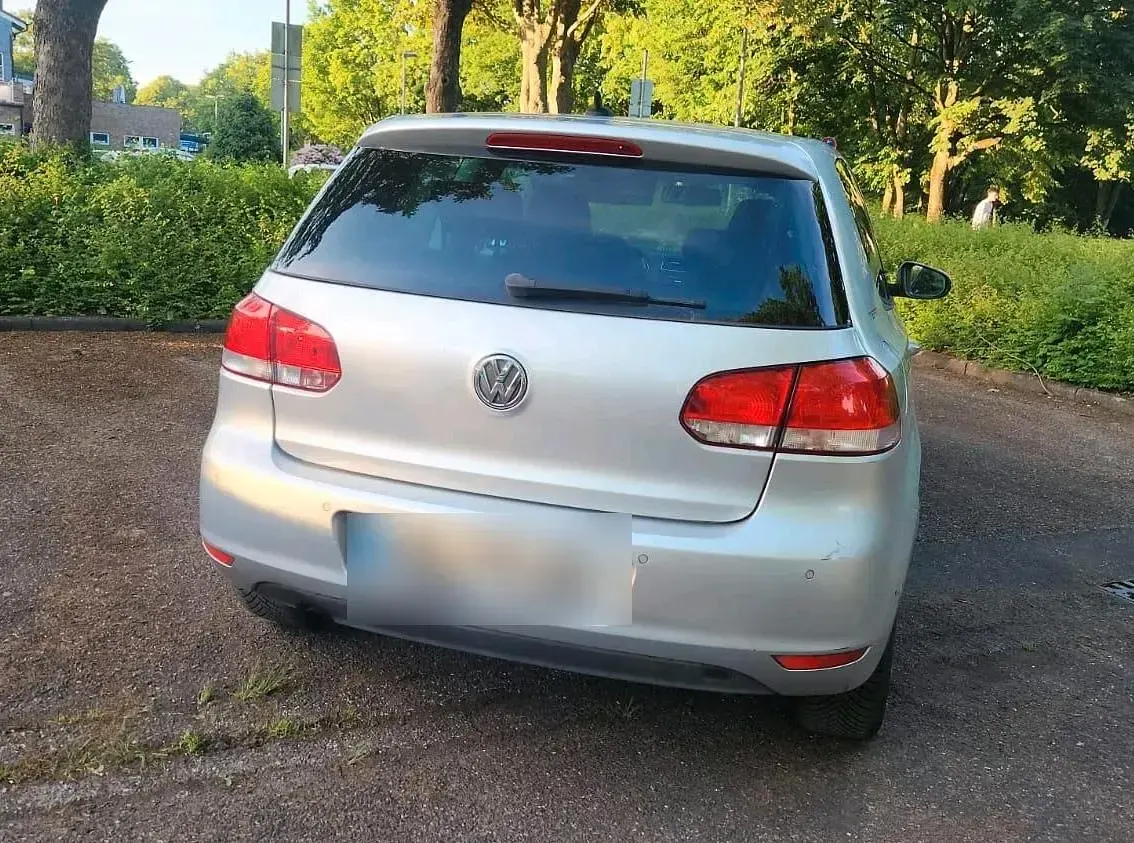 Gebraucht VW Golf VI 105 PS (77 kW) 2010 Silber Kleinwagen