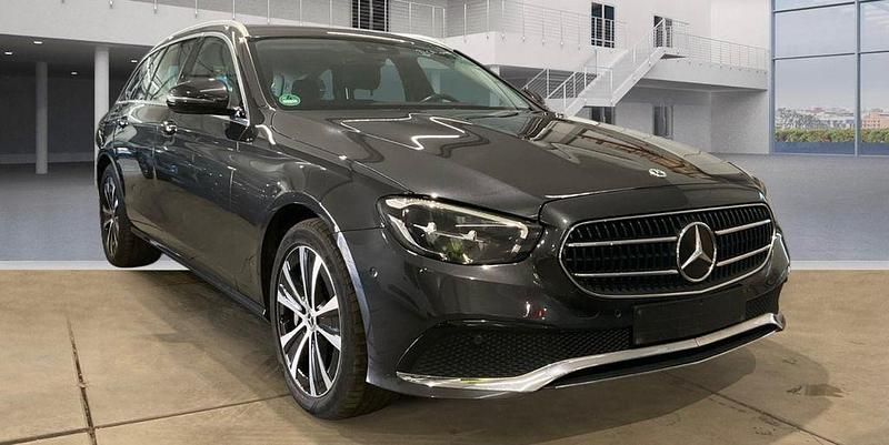 Gebraucht Mercedes E300 Avantgarde 194 PS (142 kW) 2021 Grau Limousine