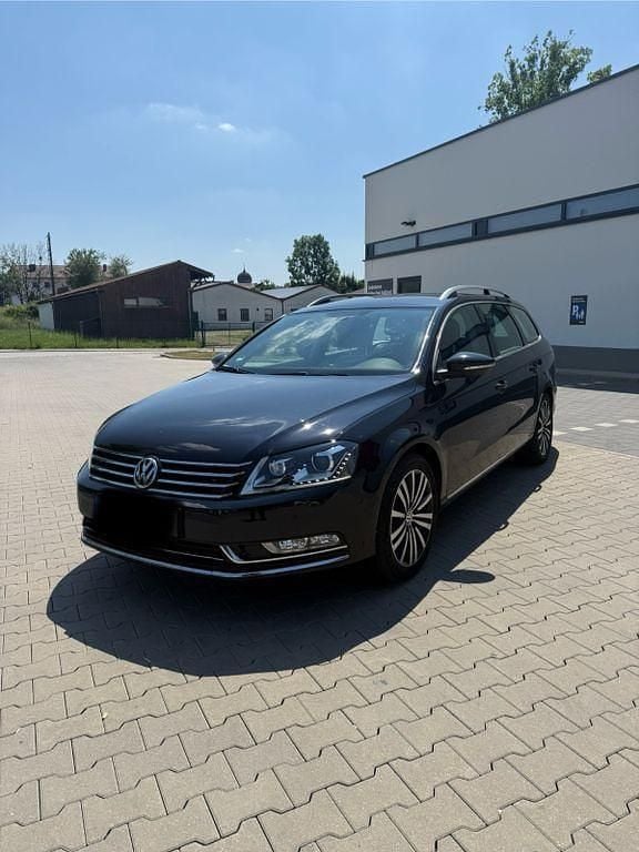 Schwarz Gebraucht 2012 VW Passat Highline Limousine | 11.450 € (Fairer Preis) - Bild 1/4