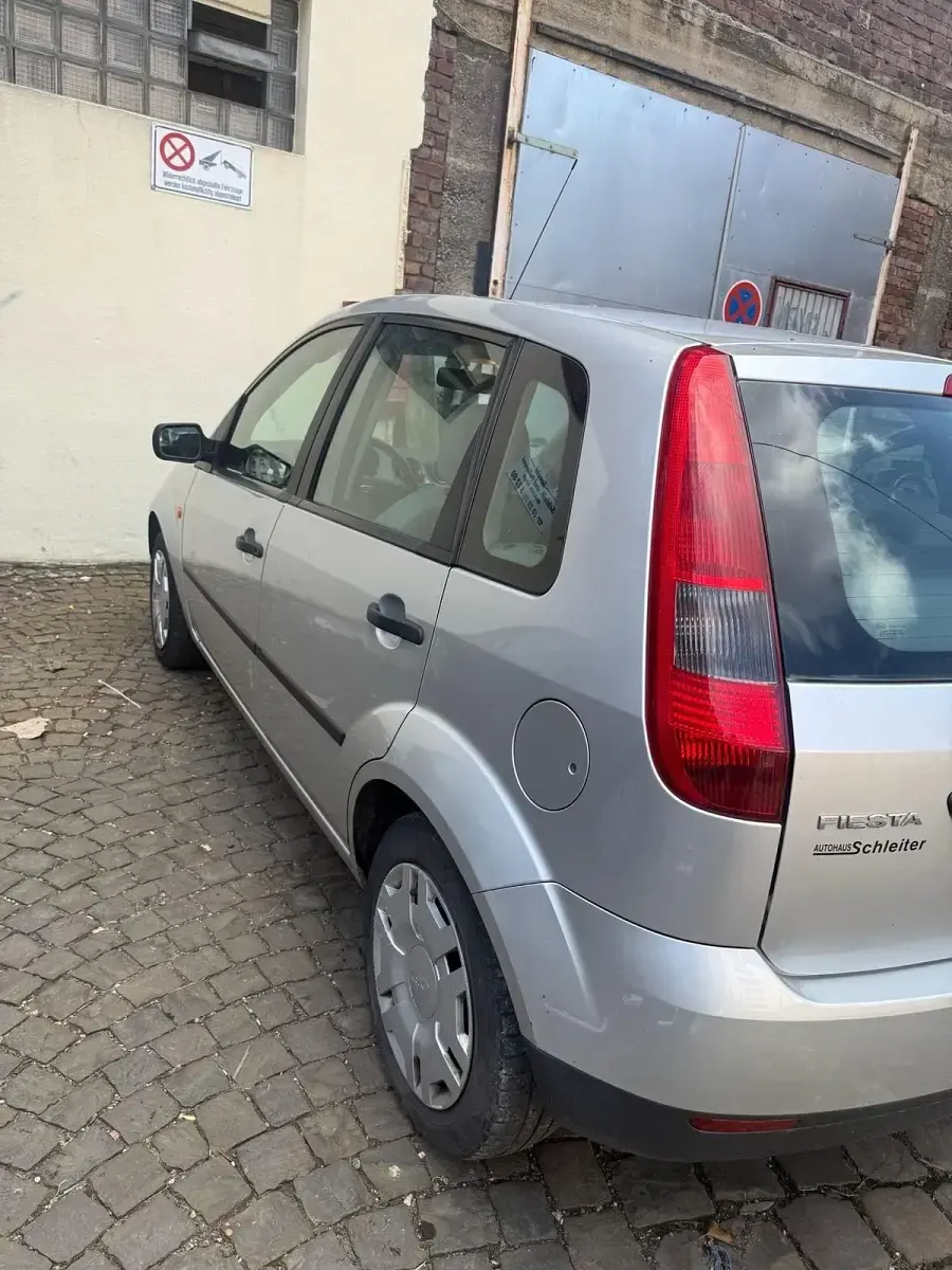 Gebraucht Ford Fiesta 70 PS (51 kW) 2002 Silber Kleinwagen