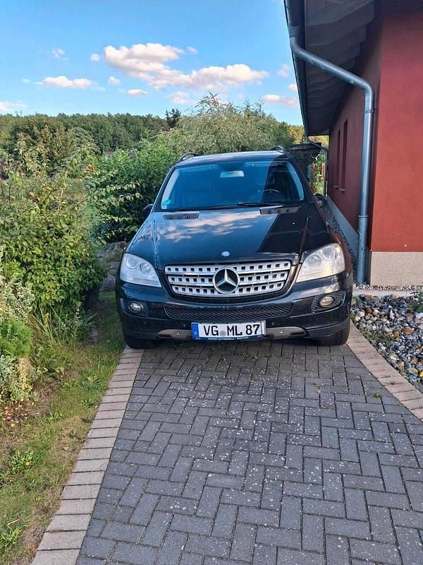 Schwarz Gebraucht 2007 Mercedes ML320 SUV | 8.750 € - Bild 1/4