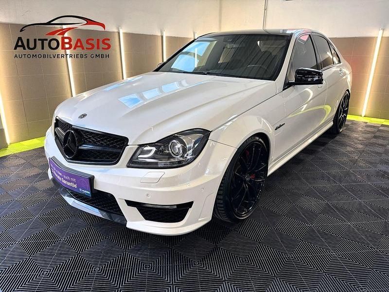 Weiß Gebraucht 2011 Mercedes C63 AMG AMG Limousine | 32.990 € (Fairer Preis) - Bild 1/4