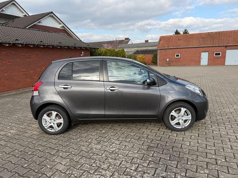 Gebraucht Toyota Yaris Edition 99 PS (72 kW) 2011 Grau Kleinwagen
