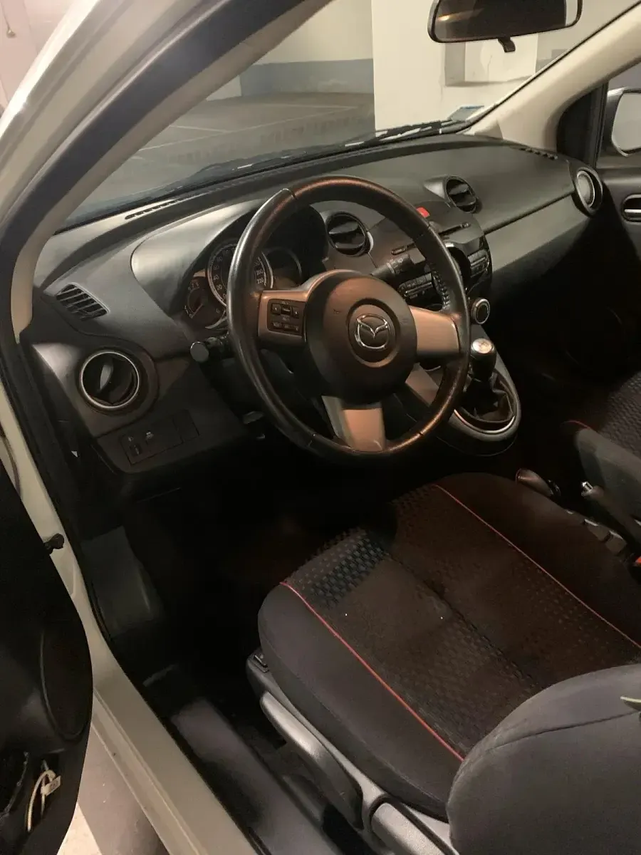 Gebraucht Mazda 2 75 PS (55 kW) 2011 Weiß Kleinwagen