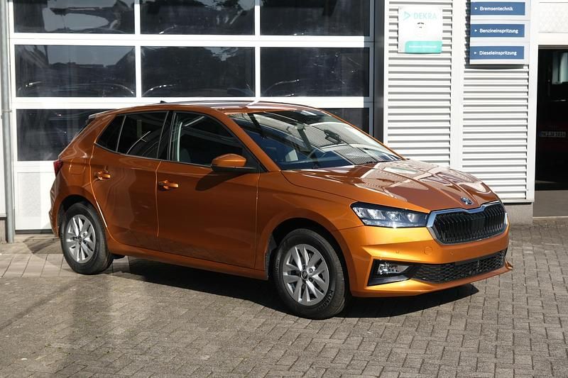 Neu Skoda Fabia Selection 116 PS (85 kW) 2025 Phoenix orange metallic Limousine