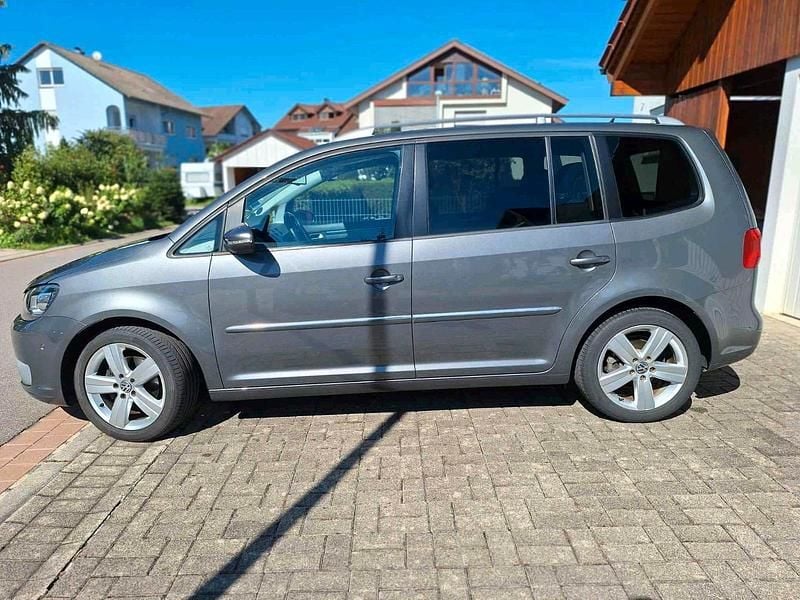 Grau Gebraucht 2010 VW Touran Van / Kleinbus | 9.900 € (Etwas zu teuer) - Bild 1/4