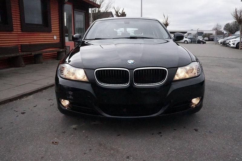 Gebraucht BMW 318 143 PS (105 kW) 2010 Schwarz Kombi