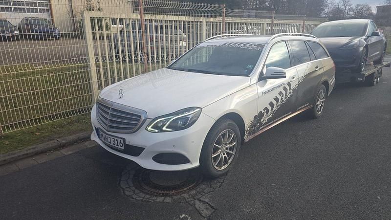 Weiß Gebraucht 2016 Mercedes E250 Kombi | 7.499 € - Bild 1/4