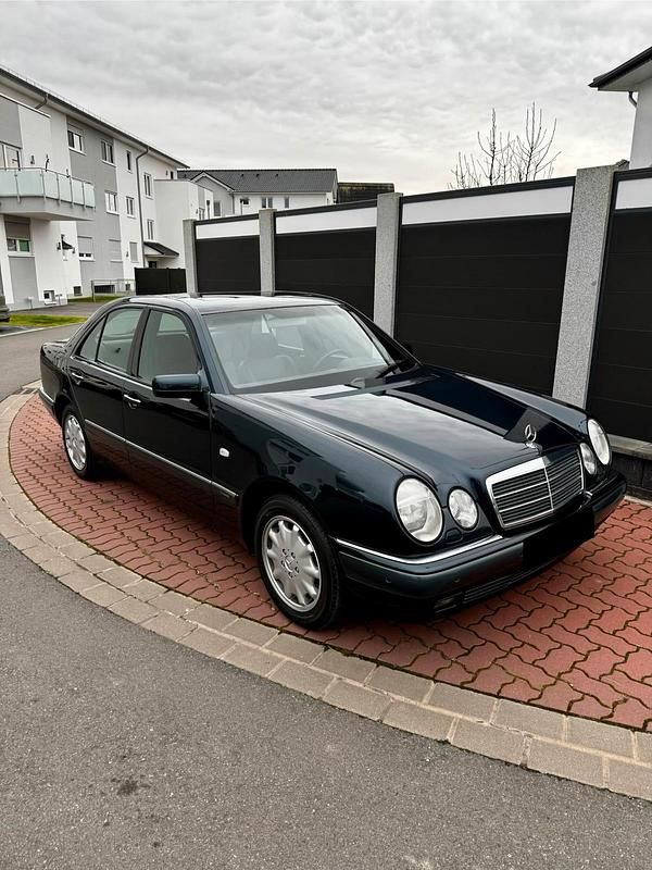 Gebraucht Mercedes E280 Elegance 204 PS (150 kW) 1997 Schwarz Limousine