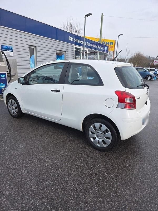 Gebraucht Toyota Yaris 69 PS (50 kW) 2010 Weiß Limousine