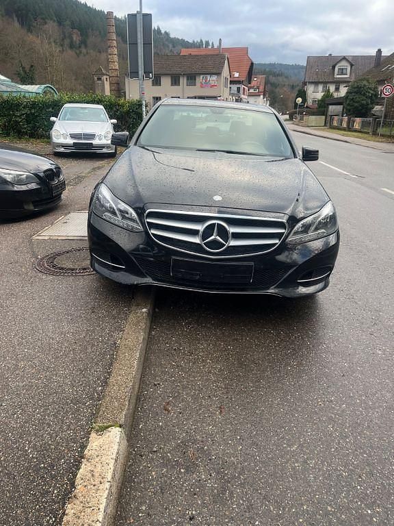Schwarz Gebraucht 2015 Mercedes E220 Limousine | 14.500 € (Fairer Preis) - Bild 1/4