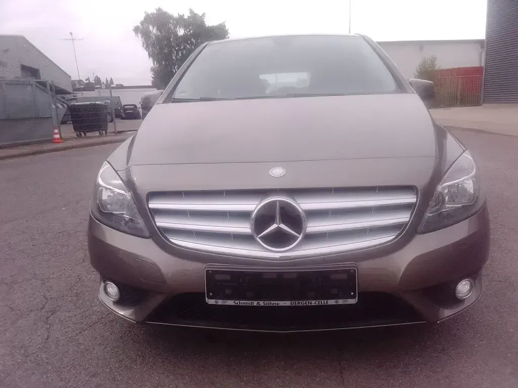 Gebraucht Mercedes B220 231 PS (169 kW) 2013 Braun Kleinwagen