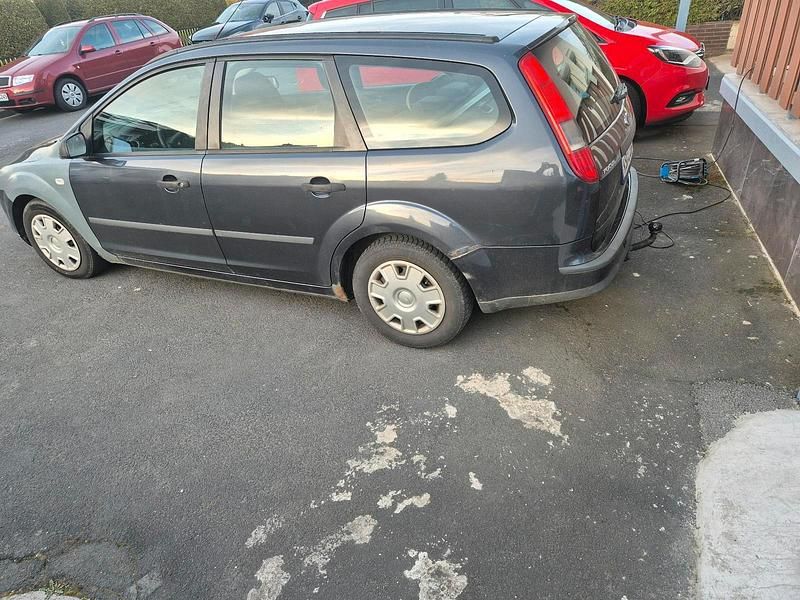 Usata Ford Focus 125 CV (91 kW) 2006 Grigio Station wagon
