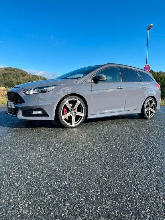 Schwarz Gebraucht 2015 Ford Focus ST Kombi | 15.500 € (Fairer Preis) - Bild 1/4