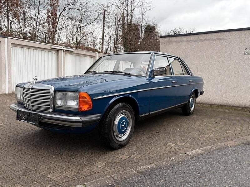 Blau Gebraucht 1983 Mercedes 200 Limousine | 6.899 € - Bild 1/4