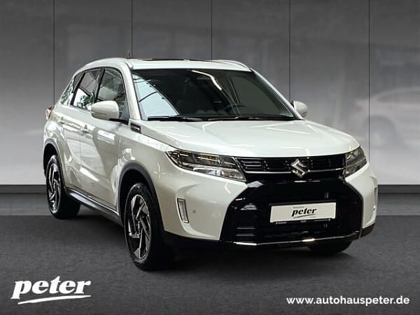 Weiß (cool white pearl met.) Neu 2025 Suzuki Vitara Comfort+ SUV | 27.440 € (Fairer Preis) - Bild 1/4