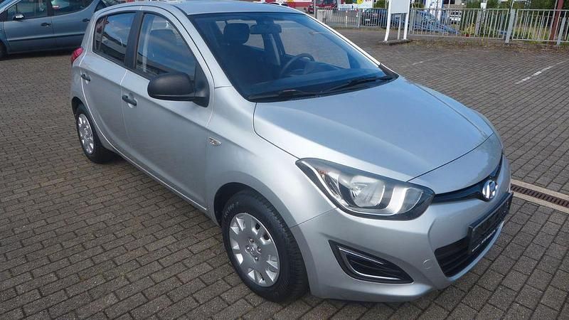 Silber Gebraucht 2014 Hyundai i20 Classic Limousine | 5.490 € (Guter Preis) - Bild 1/4