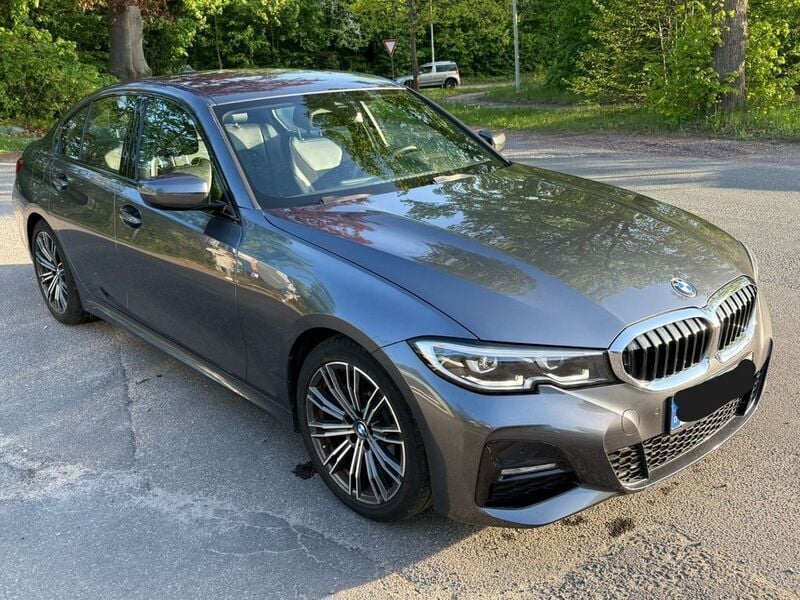 Grau Gebraucht 2019 BMW 318 M Sport Limousine | 21.500 € (Fairer Preis) - Bild 1/4