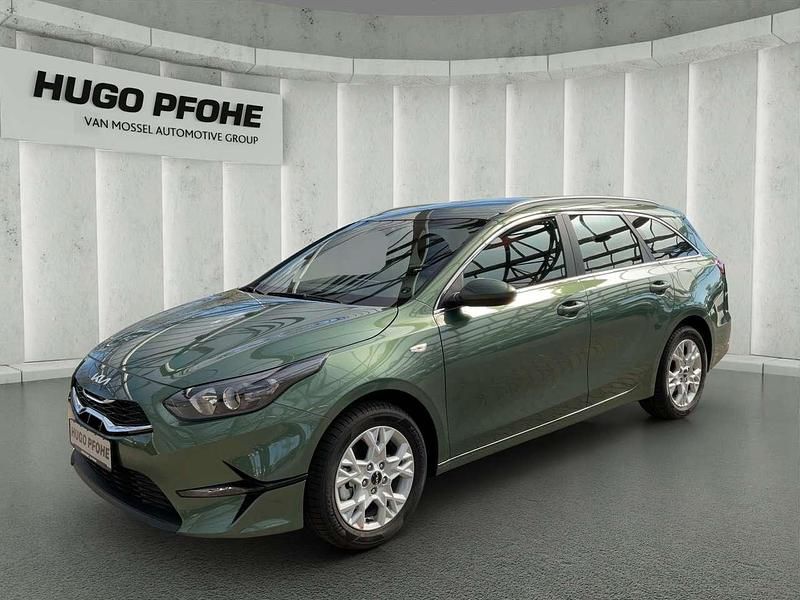 Experience grün metallic Neu 2025 Kia Ceed Sportswagon Vision Kombi | 27.129 € (Teuer) - Bild 1/4