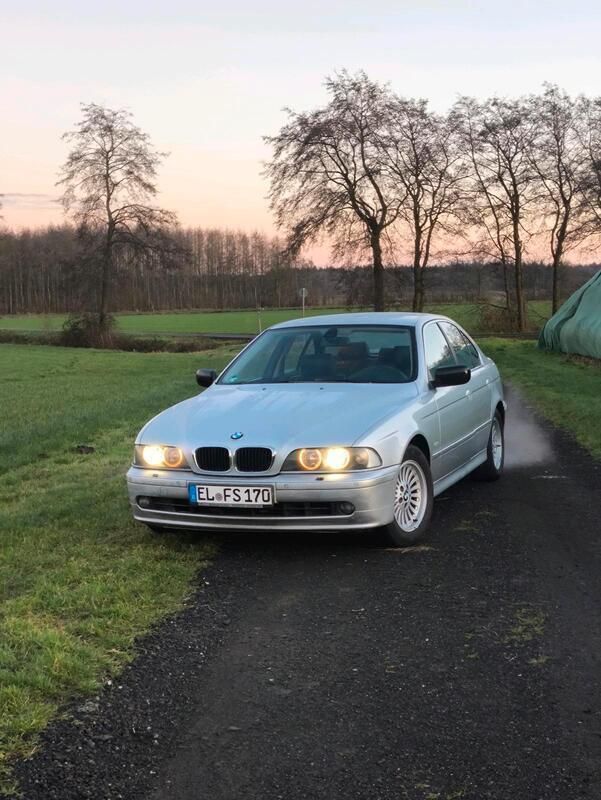 Silber Gebraucht 2001 BMW 520 Limousine | 1.699 € (Superpreis) - Bild 1/4