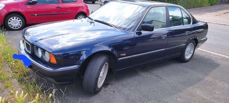 Blau Gebraucht 1995 BMW 520 Executive Limousine | 9.000 € - Bild 1/4