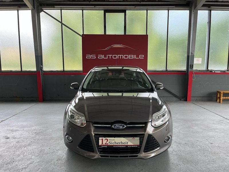 Braun Gebraucht 2012 Ford Focus Titanium Limousine | 6.490 € (Fairer Preis) - Bild 1/4