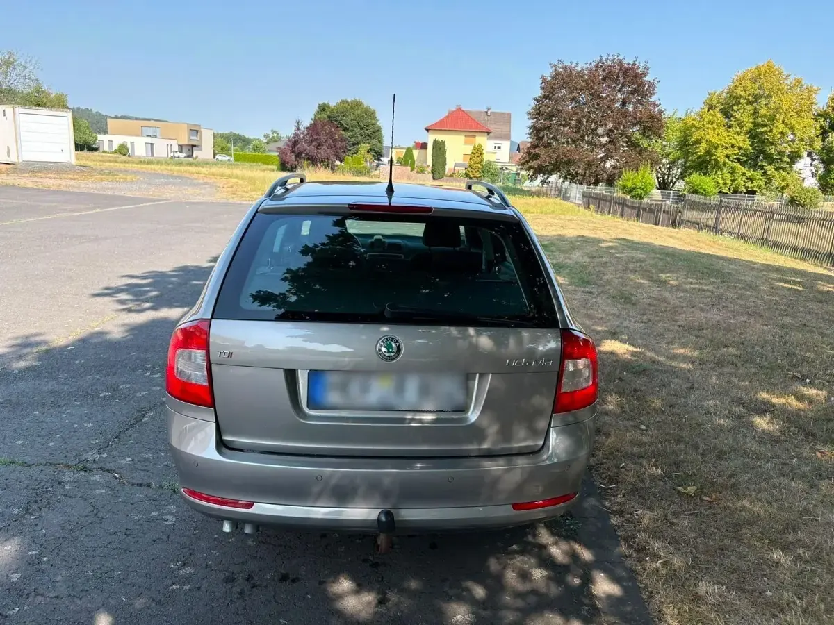 Gebraucht Skoda Octavia Ambiente 140 PS (102 kW) 2010 Silber Kombi