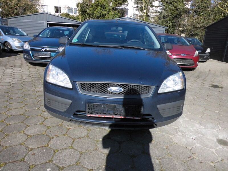 Blau Gebraucht 2005 Ford Focus Trend Limousine | 490 € (Superpreis) - Bild 1/4