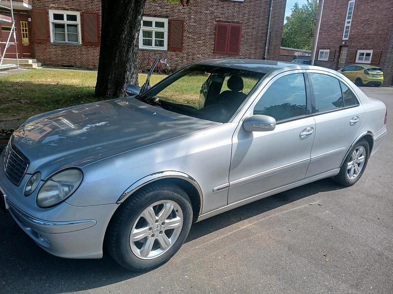 Silber Gebraucht 2002 Mercedes E220 Limousine | 1.850 € (Superpreis) - Bild 1/4