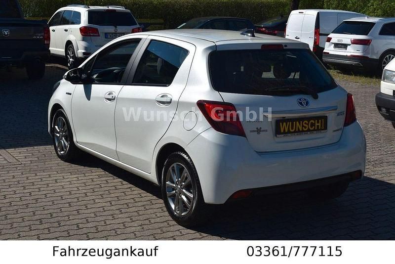 Gebraucht Toyota Yaris Hybrid Style 101 PS (74 kW) 2017 Weiß Limousine