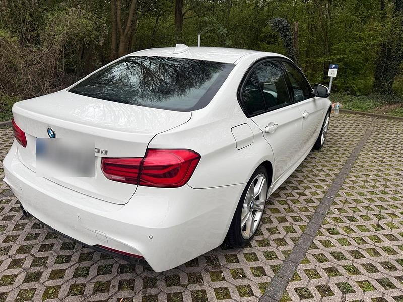 Gebraucht BMW 330 190 PS (139 kW) 2015 Weiß Limousine