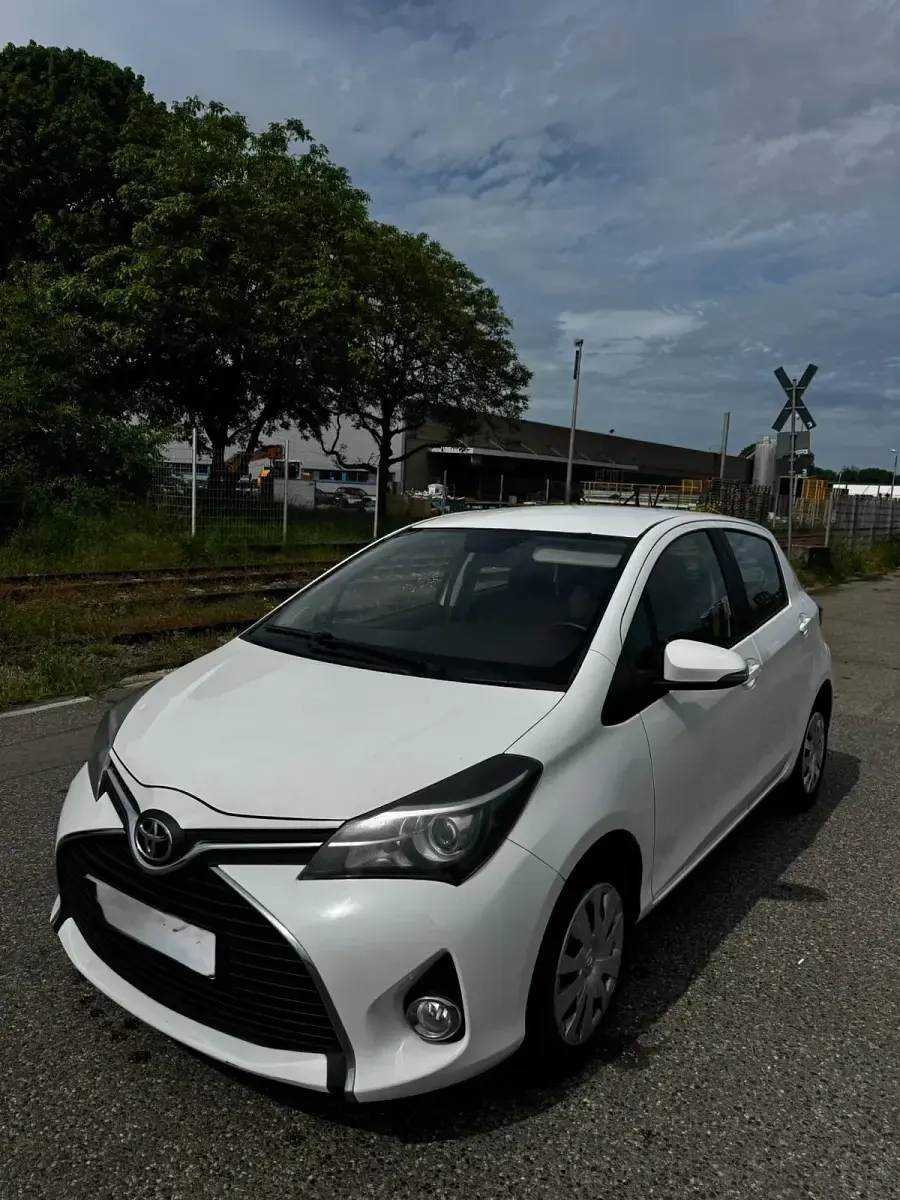 Gebraucht Toyota Yaris 90 PS (66 kW) 2015 Weiß Kleinwagen