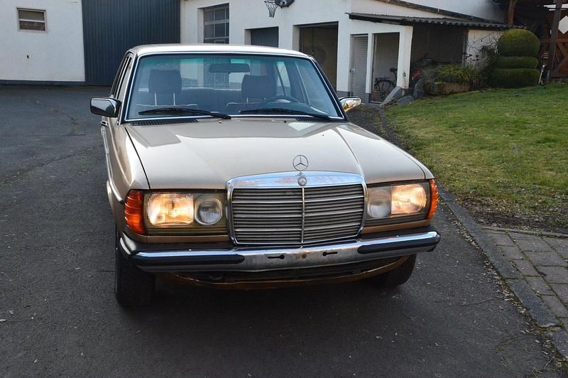 Gebraucht Mercedes E300 80 PS (58 kW) 1982 Gold Limousine