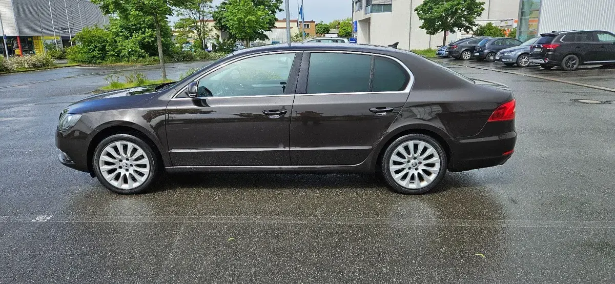 Gebraucht Skoda Superb Exclusive 160 PS (117 kW) 2014 Braun Limousine