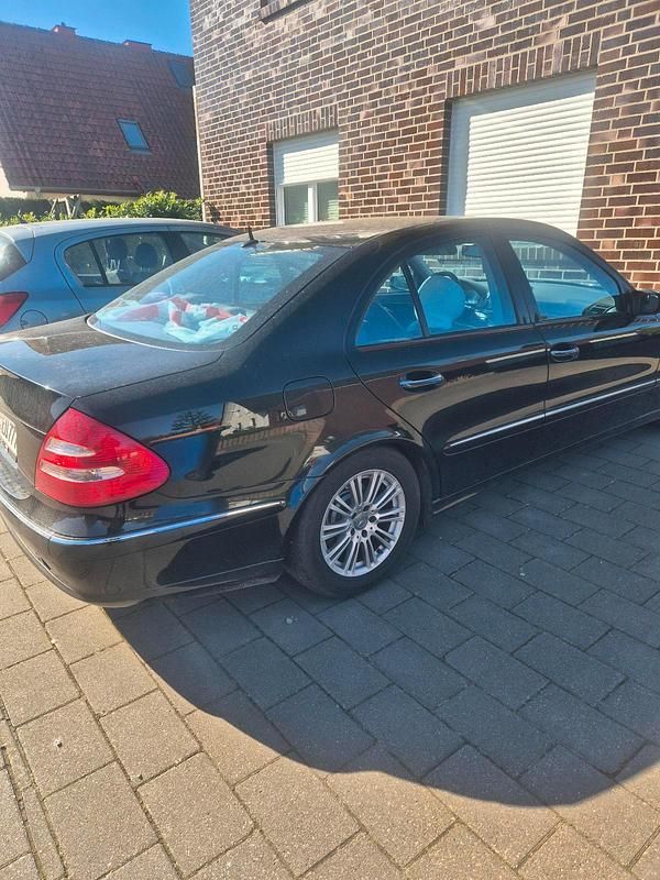 Schwarz Gebraucht 2002 Mercedes E240 Limousine | 4.444 € (Teuer) - Bild 1/4