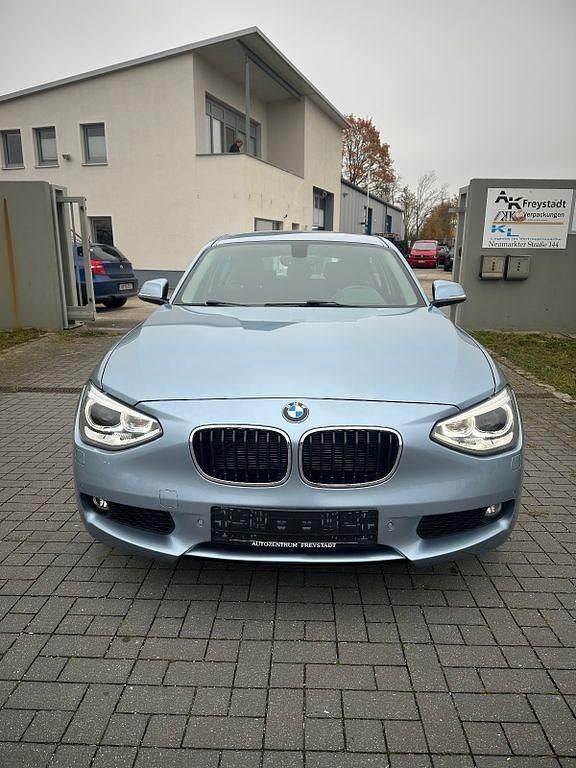 Blau Gebraucht 2012 BMW 118 Kleinwagen | 8.490 € - Bild 1/4