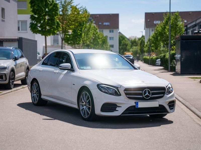 Weiß Gebraucht 2020 Mercedes E220 Limousine | 35.998 € (Etwas zu teuer) - Bild 1/4