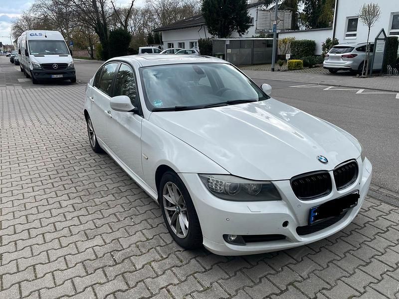 Gebraucht BMW 320 184 PS (135 kW) 2011 Weiß Limousine