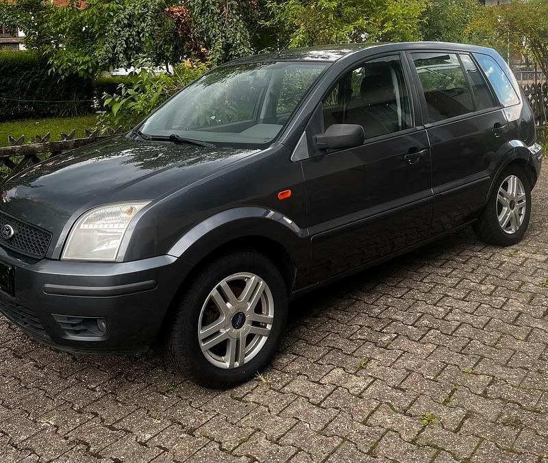 Grau Gebraucht 2004 Ford Fusion Kleinwagen | 1.500 € (Fairer Preis) - Bild 1/4