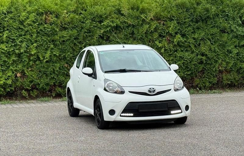 Weiß Gebraucht 2014 Toyota Aygo Cool Kleinwagen | 2.999 € (Etwas zu teuer) - Bild 1/4