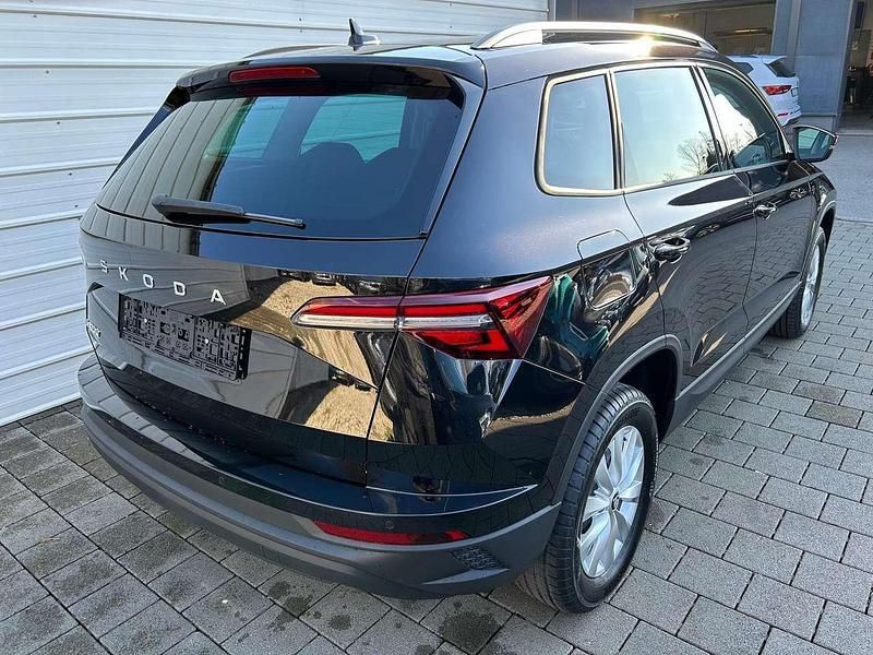 Neu Skoda Karoq Selection 150 PS (110 kW) 2025 Blackmagic perleffekt SUV
