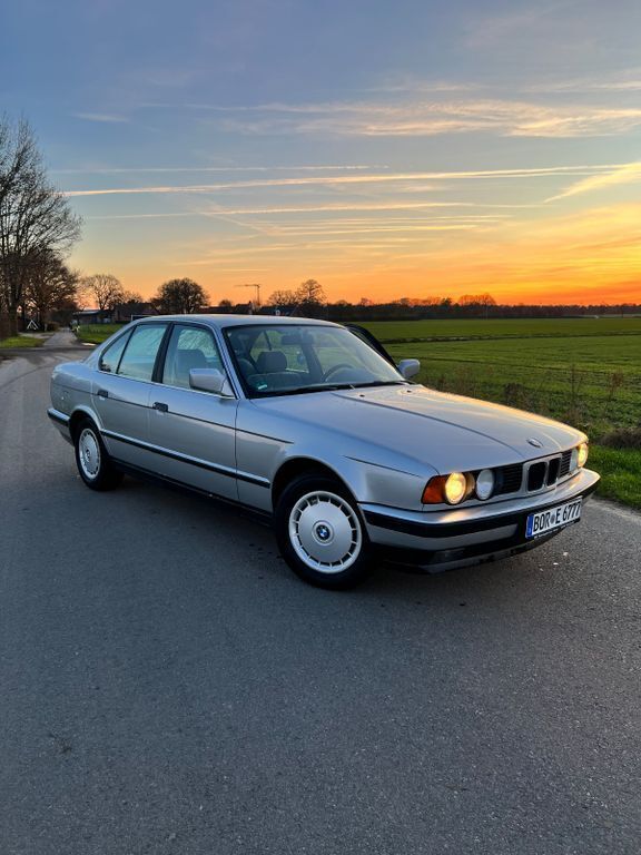 Silber Gebraucht 1992 BMW 520 Performance Limousine | 6.450 € - Bild 1/4