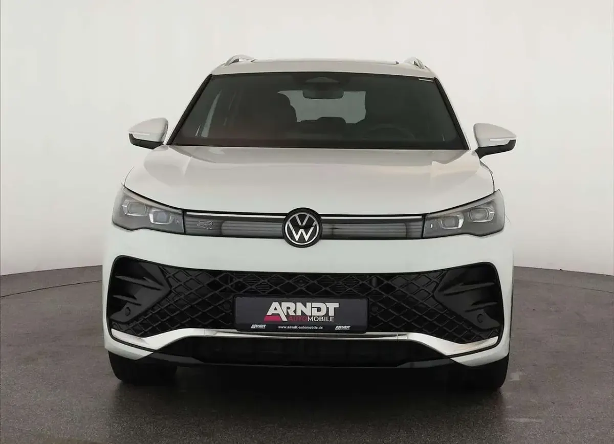 Gebraucht VW Tiguan R-line 193 PS (141 kW) 2025 Pure white SUV