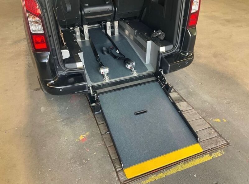 Gebraucht Peugeot Partner Tepee Allure 114 PS (83 kW) 2015 Schwarz Van / Kleinbus