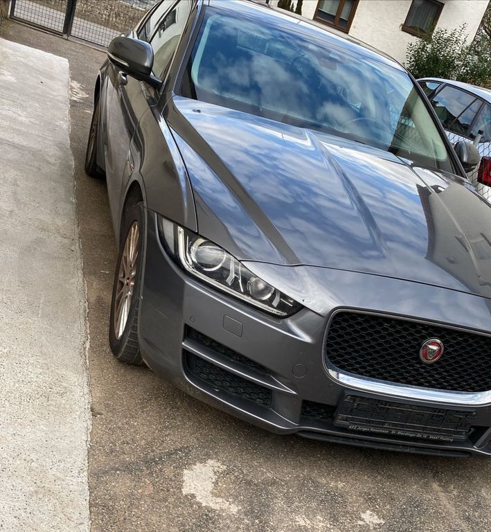Grau Gebraucht 2016 Jaguar XE Portfolio Limousine | 8.750 € (Guter Preis) - Bild 1/4